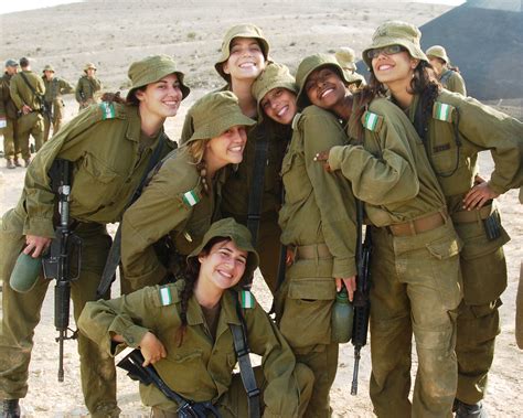 Fileflickr Israel Defense Forces Female Soldiers Take A Break In