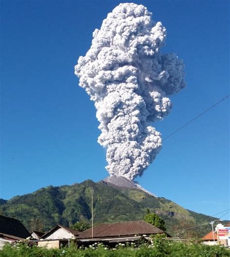 Buku simkin dan siebert adalah buku yang memuat daftar paling lengkap mengenai gunung berapi di indonesia, meskipun akurasi catatan letusan dan korban jiwa yang ditimbulkan bervariasi di berbagai wilayah. Penampakan Letusan Freatik Gunung Merapi | MONITOR