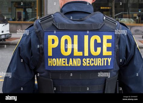 New York City Police Officer On Homeland Security Duty Stock Photo