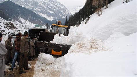 10 missing after avalanche hits jammu srinagar highway