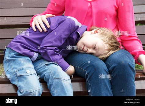 Madre Con Su Hijo Dormido Descansa Sobre Un Banco De Trabajo Fotografía