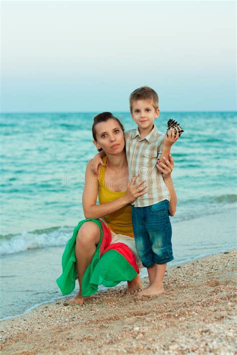 Giovane Madre Con Suo Figlio Sulla Spiaggia Con Le Coperture Fotografia Stock Immagine Di