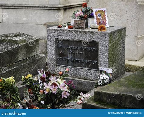La Tombe De Jim Morrison Dans Le Cimetière De Paris De Pere Lachaise