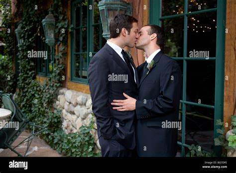 Zwei schwule Männer küssen und lächelnd nach ihrer Hochzeit