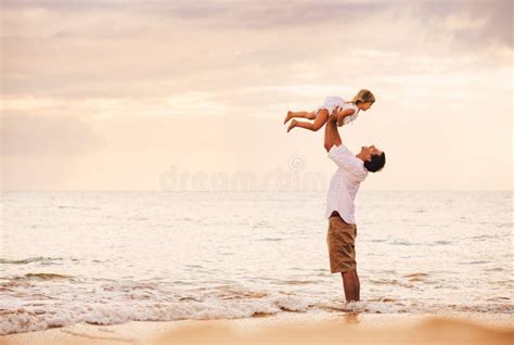 Padre E Hija Que Juegan Junto En La Playa En La Puesta Del Sol Foto De