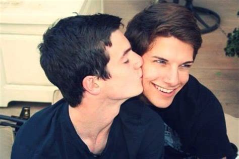 hombres gays sexis bros kiss