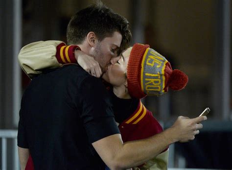 Celebrity Kisses Valentine S Day Celebrity Kisses Pictures CBS News