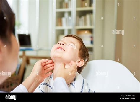 Kinderarzt Palpatiniert Die Mandeln Und Lymphknoten Bei Einem Kind Mit