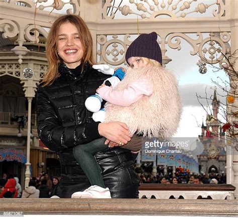 Natalia Vodianova And Daughter Stock Fotos Und Bilder Getty Images