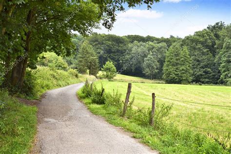 Idyllic Country Road Or Footpath Through Fields — Stock Photo