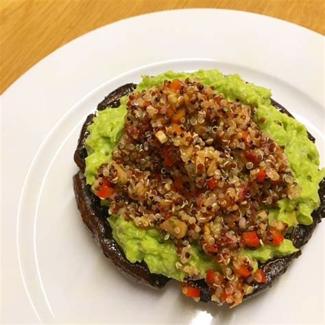 Viele menschen konsumieren pilze, nicht nur vegetarier und veganer. Gefüllter Portobello-Pilz | Portobello pilz, Rezepte ...