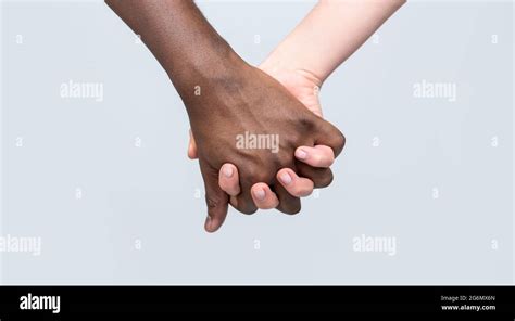 Schwarz Weiße Hand Liebe Partnerschaft Schwarz Weiß Frau Und Mann Halten Die Hände Zusammen
