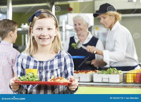 Aluno Fêmea Com Almoço Saudável Na Cantina Da Escola Foto De Stock Imagem De Velho Caucasiano