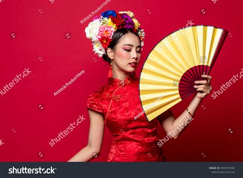 12757 Chinese Woman Fan Images Stock Photos And Vectors Shutterstock
