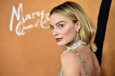 Margot Robbies Hair For Mary Queen Of Scots Premiere Is So Understatedly Gorgeous