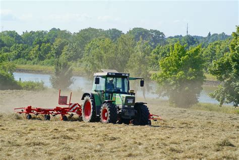 Kostenlose Foto Heu Traktor Feld Bauernhof Fahrzeug Boden
