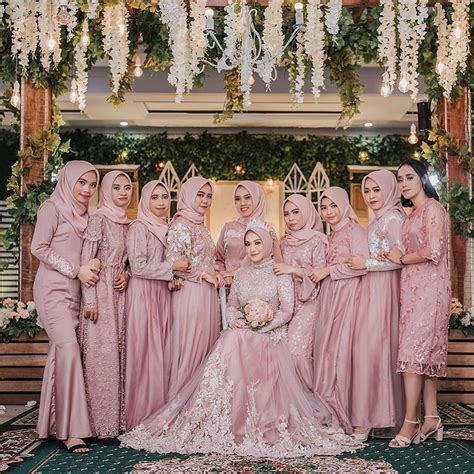 Mungkin sebagian dari kita akan menjawab dengan jadi, sesuai penjelasan di atas, bahwa warna dapat dilihat atau dicitrakan ke mata asalkan ada cahaya. 29 Baju Bridesmaid Menarik | Inspirasi Tema & Warna Trending