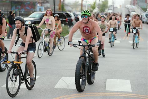 Mỹ Hàng nghìn người trần như nhộng diễu phố trong ngày lễ hội đạp xe