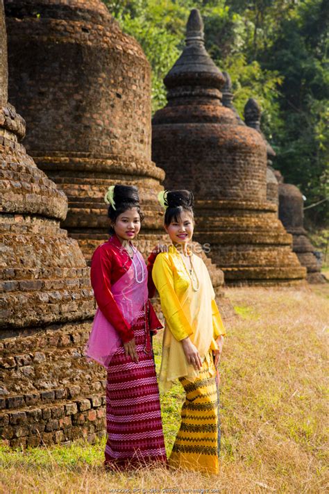 Awl Myanmar Myanmar Mrauk U Young Ladies Wearing