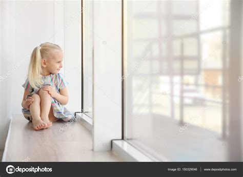 Fille Assise Sur Le Rebord De La Fenêtre Image Libre De Droit Par Belchonock © 150329046