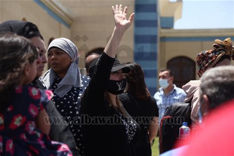 أعلن الإعلامى رامى رضوان، زوج الفنانة دنيا سمير غانم، تشييع جنازة الفنانة دلال عبد العزيز وصلاة الجنازة عليها ظهر غد الأحد من مسجد المشير بالتجمع الخامس. البوابة نيوز: جنازة الفنان سمير غانم