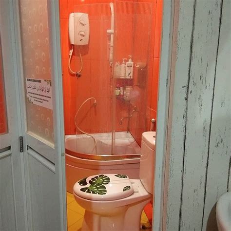 Desain kamar tidur sederhana yang hanya menggunakan kasur tanpa ranjang atau minim dekorasi dapat dengan mudah ditiru. Desain Kamar Mandi Sederhana Ukuran 2x2 | Dinding Tanpa ...