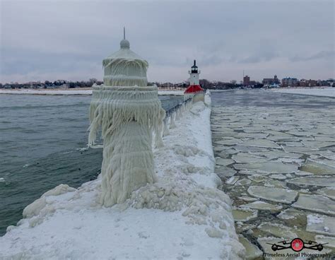 Storm Transforms Lake Michigans Lighthouses Into Ice Sculpture