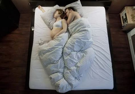 10 Photos Of Pregnant Wives Sleeping With Their Men Are Simply Breathtaking