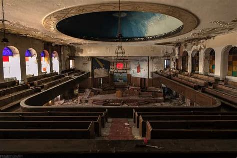 28 Incredible Photos From Inside Abandoned Buildings
