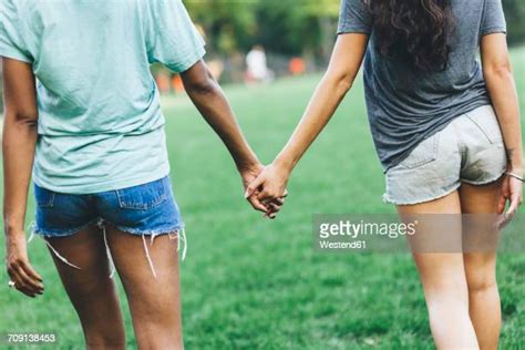 Lesbians Holding Hands Photos Et Images De Collection Getty Images