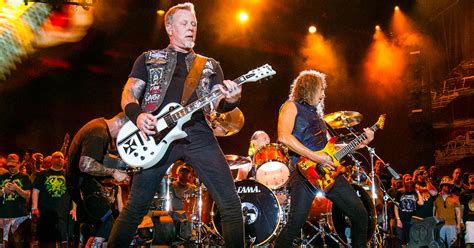 The band was formed in 1981 in los angeles, california by drummer lars ulrich and vocalist/guitarist james hetfield, and has been based in san francisco, california for most of its career.the group's fast tempos, instrumentals and aggressive musicianship made them one of the founding big four bands of thrash metal, alongside megadeth, anthrax and. Metallica transmitirá hoy un legendario concierto de 2017 ...