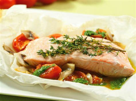 Sazonar el pescado con sal y pimienta. Un filete de pescado al horno para delirar