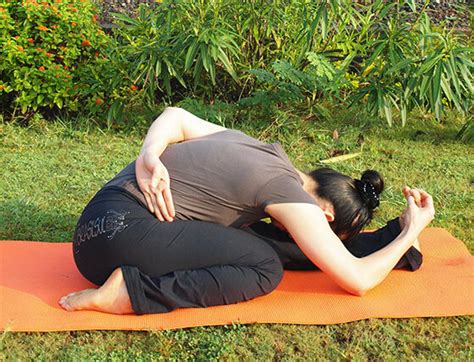 Yoga Menstrual Period 7 Yoga Poses To Avoid While On Your Period Metro News Yoga Terapia
