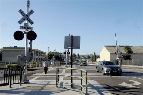 Traffic control systems for railroad grade crossings 7.01. Moorpark railroad crossing receives upgrade