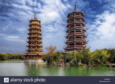 China Guilin Sonne Und Mond Twin Pagoden Stockfotografie Alamy