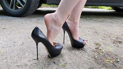 Angelina Takes Off High Heels Pumps And Put It Back On Her Feet