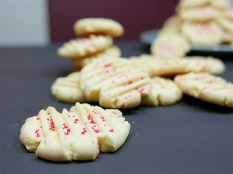 Shortbread is a type of biscuit or cookie traditionally made from one part sugar, two parts butter, and three parts flour as measured by weight. Canada Cornstarch Shortbread Cookies