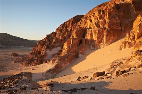 Premium Photo Valley In The Sinai Desert With Mountains