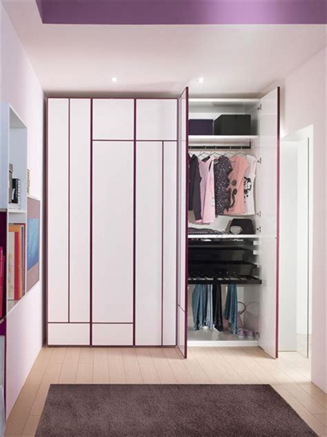 This means you don't need to allow any leeway for a door to swing open. 40+ Best Small Walk In Bedroom Closet Organization and Design Ideas for 2019 (With images ...