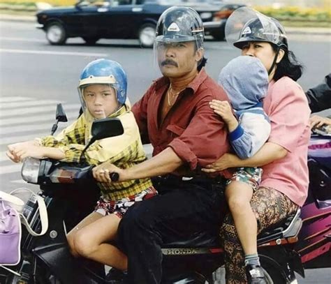 Potret Keluarga Naik Motor Jadul Tahun 1995 Kembali Viral Netizen