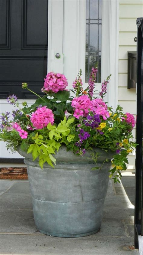Pretty Front Door Flower Pots For A Good First Impression