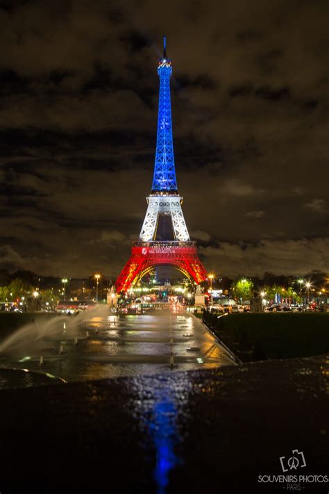 Torre Eiffel Iluminada Com As Cores Da Bandeira Francesa Souvenirs