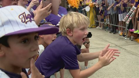 Hundreds Of Lsu Fans Welcome 2023 Ncaa National College Baseball