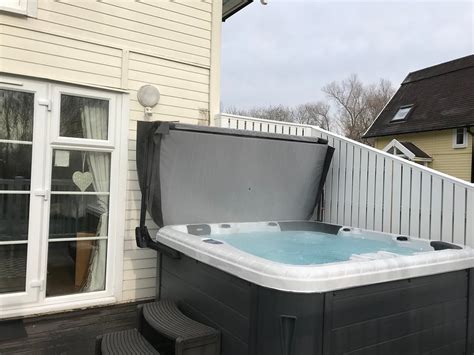 Lovely Lakeside Lodge With Hot Tub Has Hot Tub And Internet Access