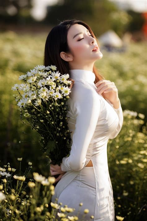 Á hậu Yan My như nữ sinh với áo dài trắng trong vườn cúc họa mi Báo