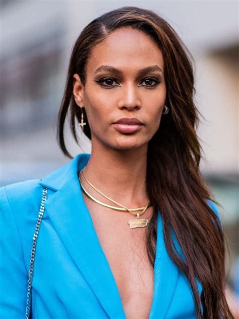 Sunscreen contouring is the act of not applying sunscreen and encouraging excess sun exposure on areas of the face one wants to darken to give a 'natural' contouring effect, dr. Model Joan Smalls Uses Sunscreen to Highlight and Contour ...