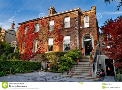 Ein haus in irland (alternativtitel: Dublin-Haus, Irland stockfoto. Bild von glas, busch ...