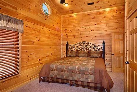 Gatlinburg Cabin Bear Cave 3 Bedroom Sleeps 10 Swimming Pool Access Home Theater