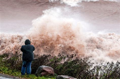 Powerful Storm Hits Duluth Big Waves Flood Lake Superior Shoreline