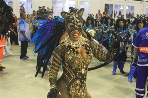 Raissa Oliveira Celebra Carnaval Como Rainha De Bateria Da Beija Flor Um Casamento